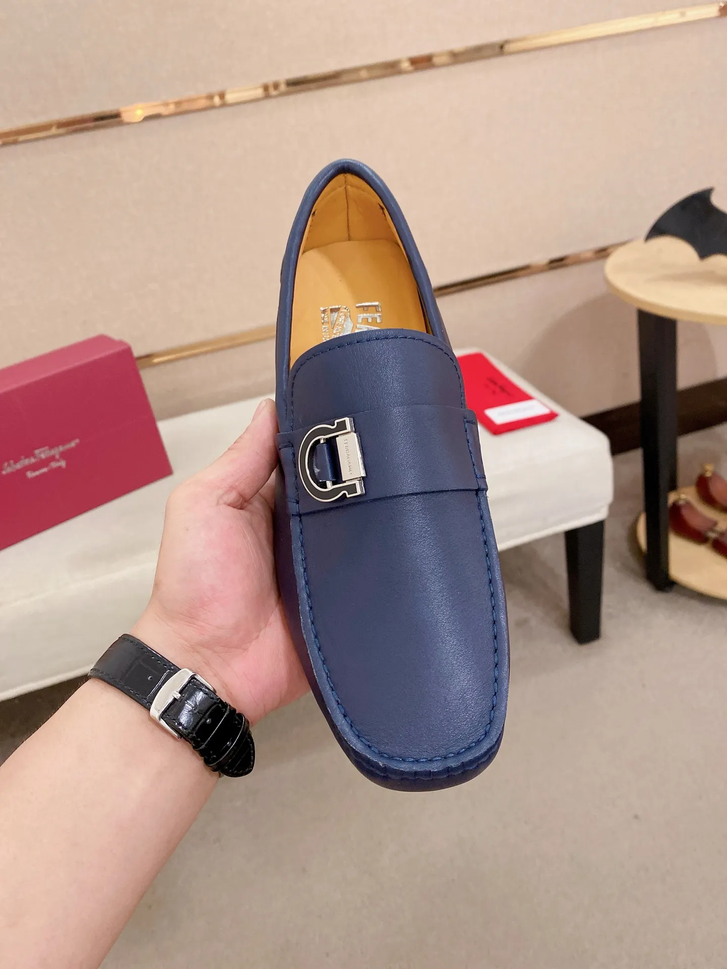 Men's shoes💰: 540💰High-end quality! Ferragamo🆕🆕Exclusive hot-selling products in stock🔥🔥New products on the shelves, high-quality Ferragamo men's pea shoes, high-end casual driving shoes, with complete packaging! 💪 💪 Material: imported first-layer pebbled cowhide 🐂 + imported high-quality water-dyed cowhide lining + wear-resistant outsole 👍🏻👍🏻 Features: high-end and comfortable, purely handmade 🚀 🚀 Create the perfect shoe that suits you best 🔥 🔥 Size: (38-44) 45 standard size can be customized!